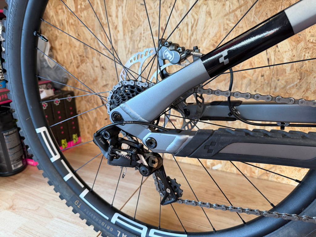 VTT DH cube two15 slt taille L (176-184cm)