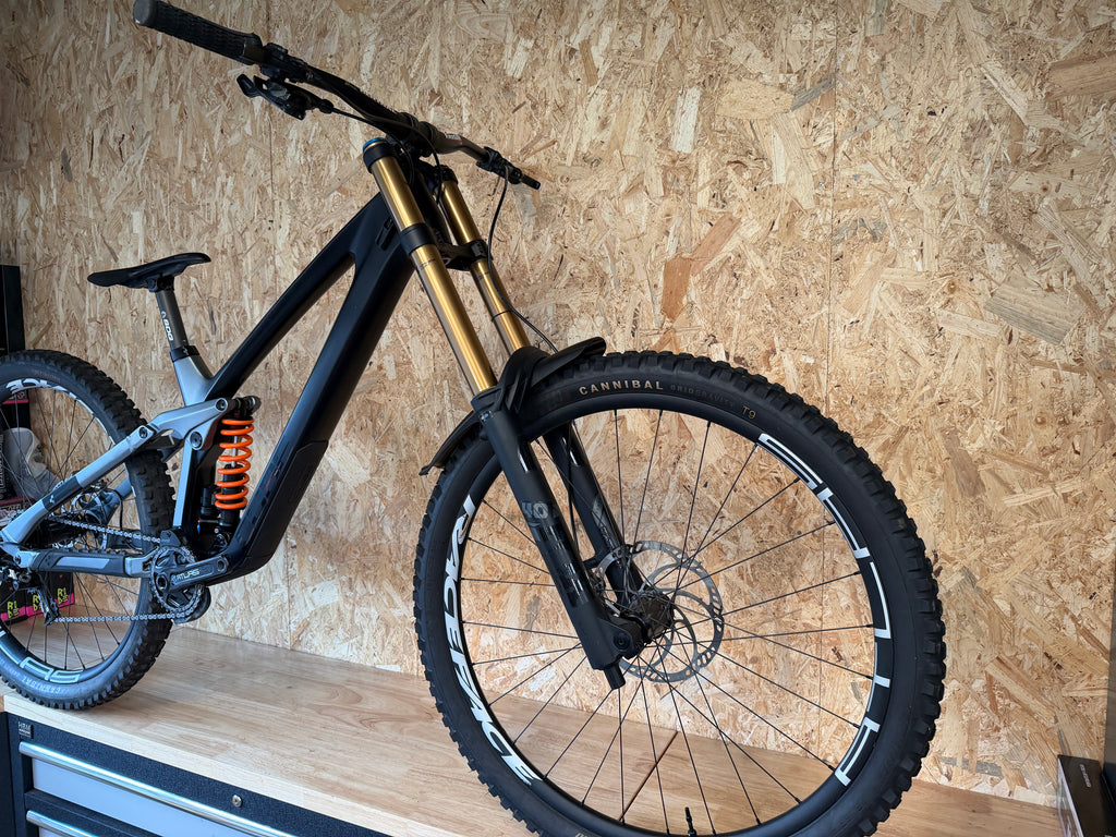 VTT DH cube two15 slt taille L (176-184cm)