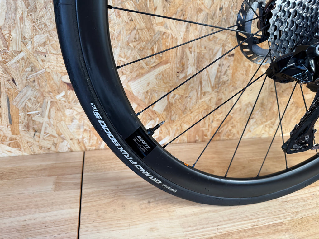 Giant TCR Pro Disc 1 – 2024 – Taille M/L (175-185cm) – Shimano 105 Di2 – SLR 1 carbone – 8,1 kg