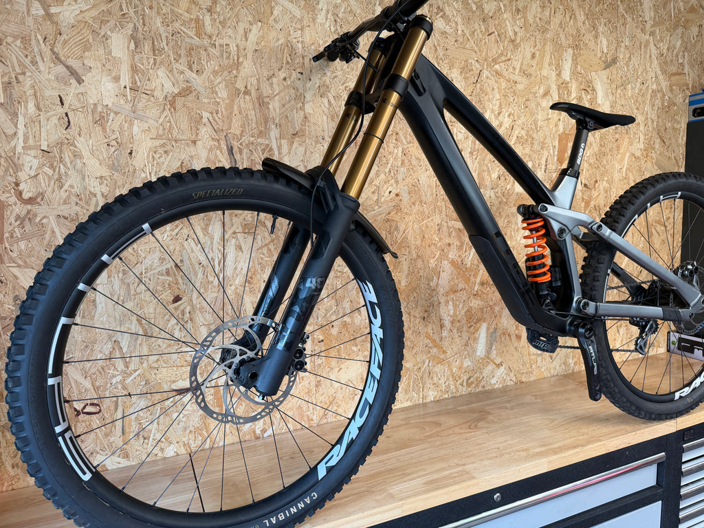 VTT DH cube two15 slt taille L (176-184cm)