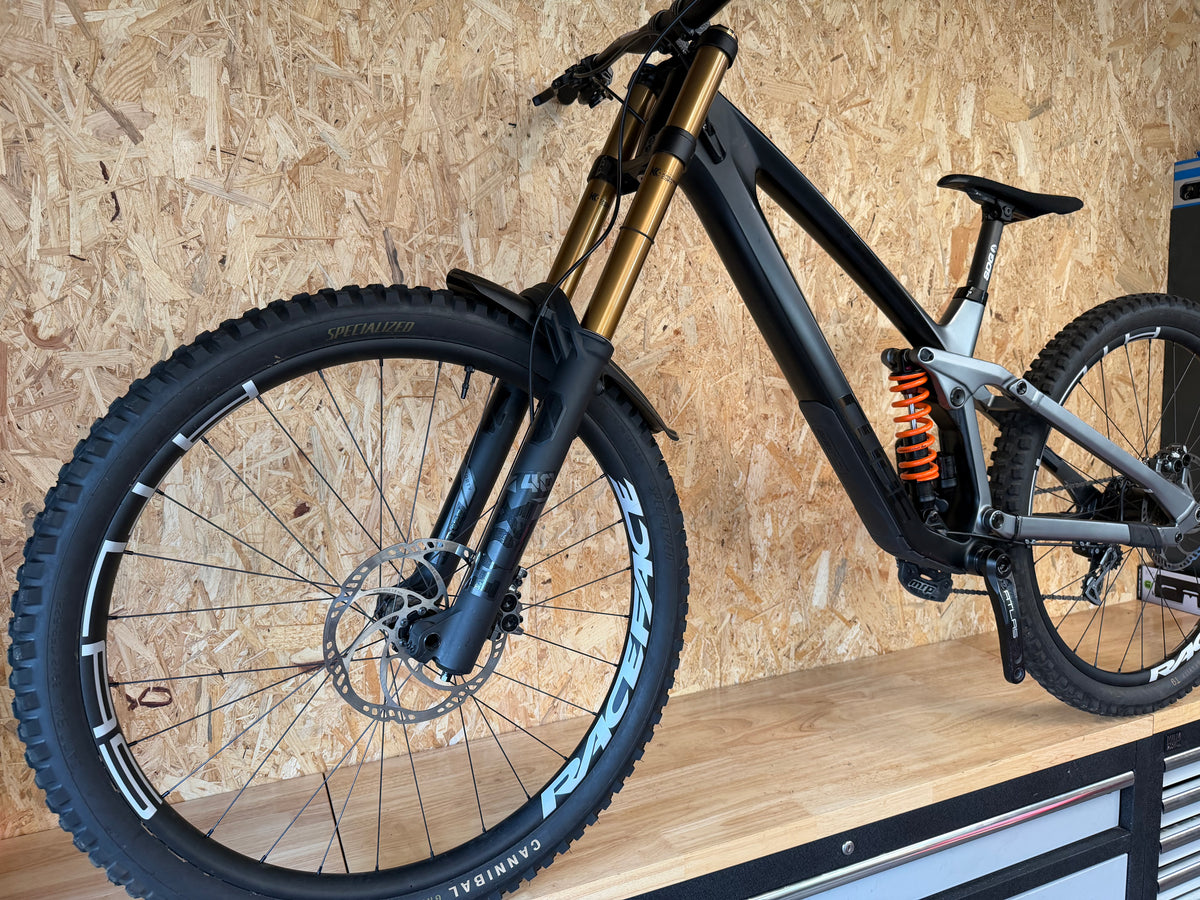 VTT DH cube two15 slt taille L (176-184cm)