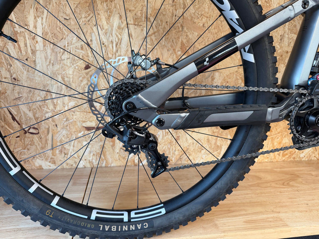 VTT DH cube two15 slt taille L (176-184cm)